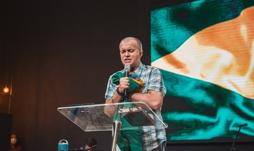 Com a bandeira do Brasil em mãos, pastor do MEVAM faz oração. (Foto: Instagram/Luiz Hermínio)