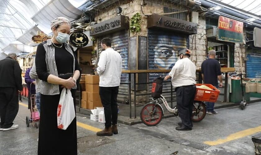 Os habitantes de Jerusalém permanecem por dois minutos em silêncio enquanto a sirene soa em Israel para marcar o Dia da Memória do Holocausto, 8 de abril de 2021. Yonatan Sindel / Flash90.