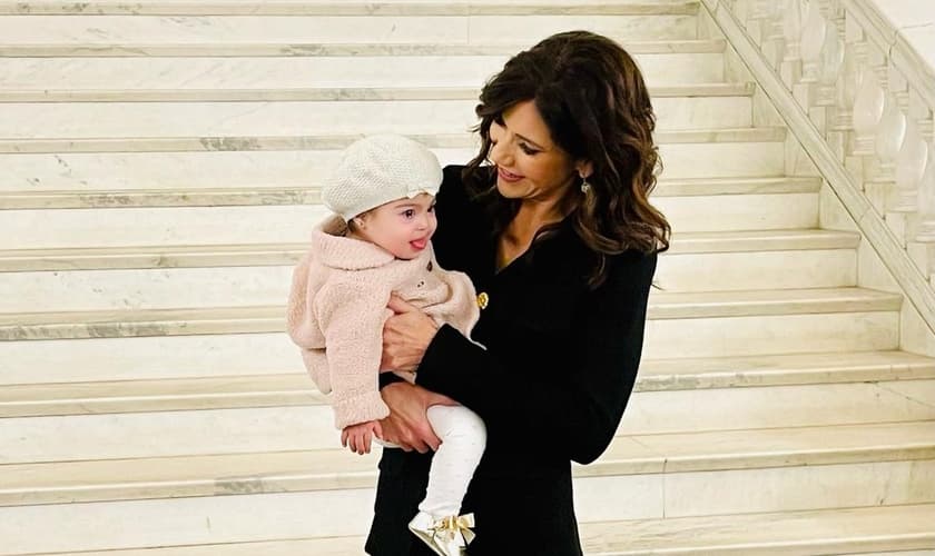 A governadora de Dakota do Sul, Kristi Noem, com Valentina Duffy, uma criança com síndrome de Down, no Capitólio. (Foto: Reprodução/Twitter).