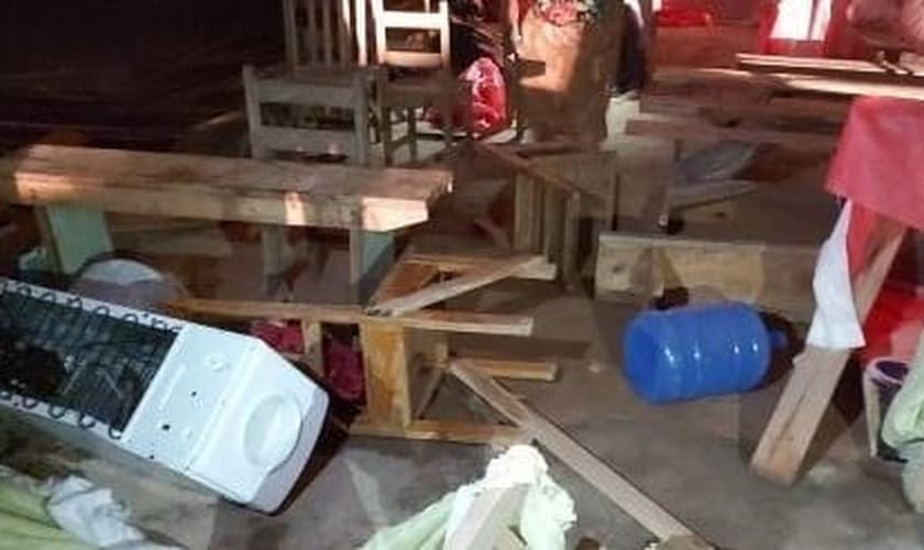 Igreja foi invadida durante culto e destruída por 6 homens. (Foto: Reprodução / Juína News)