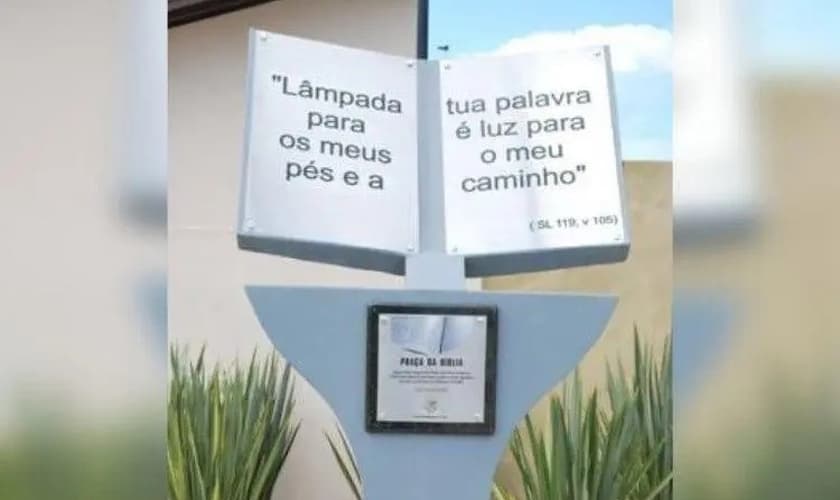 Monumento inaugurado em 2011 tem Salmo em destaque. (Foto: Prefeitura de Tijucas/Divulgação)