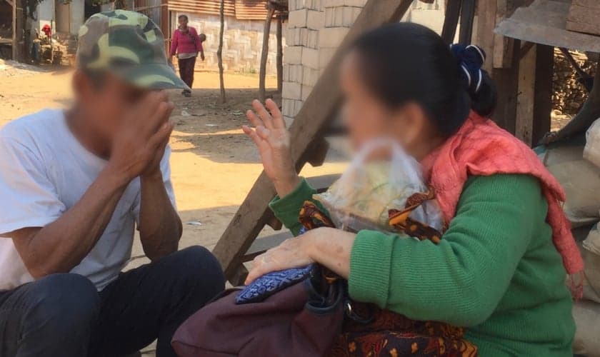 Ex-budista se converte a Cristo e se torna tradutora da Bíblia em Laos. (Foto: Sociedades Bíblicas Unidas).