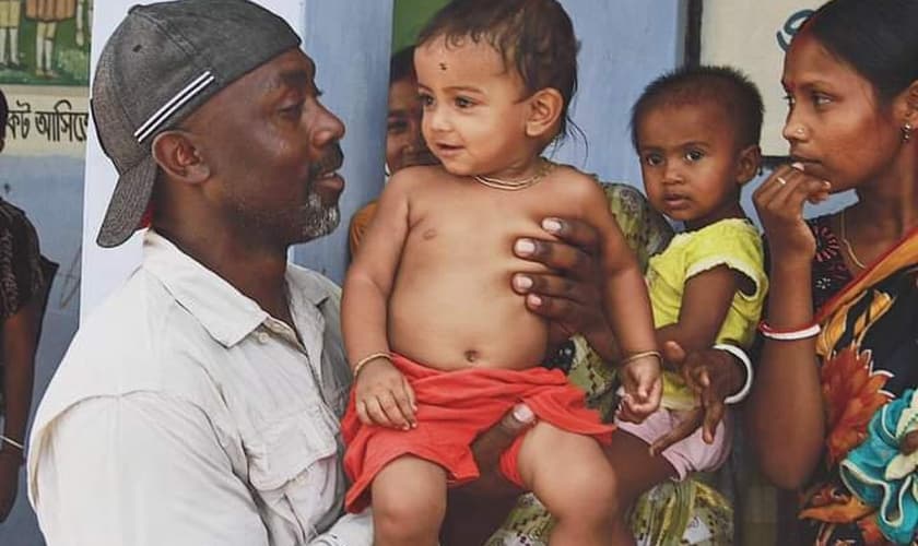 Peter Matubazi se tornou um defensor das crianças e criou uma organização para ajudá-las. (Foto: Reprodução, Facebook).
