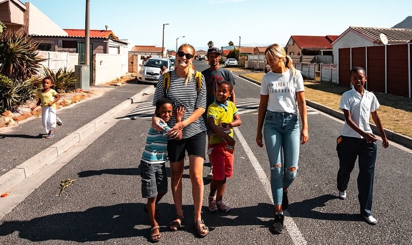Jovens noruegueses da JOCUM trabalhando com crianças na África do Sul. (Foto: Reprodução / JOCUM).