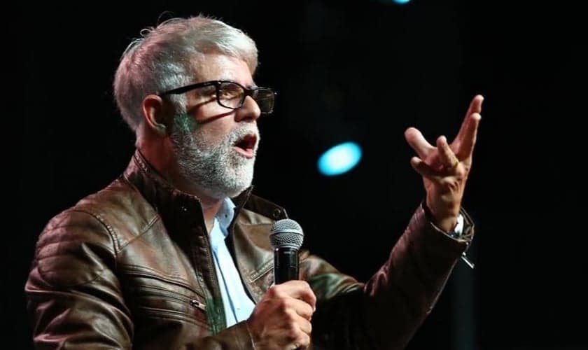 “Crie um ambiente para transformar a vida das pessoas”, disse o pastor em sua pregação. (Foto: YouTube/Pr Claudio Duarte)