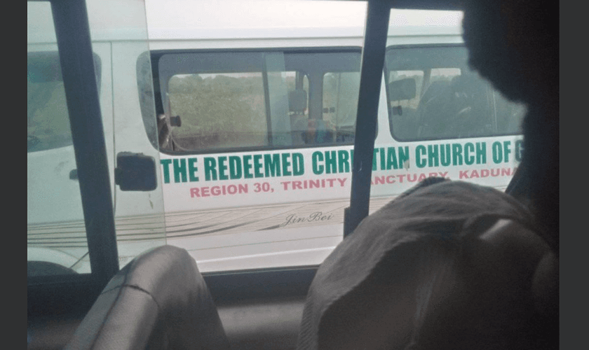 Micro-ônibus da igreja onde oito cristãos estavam viajando para evangelizar. (Foto: Reprodução / Eje Kenny Faraday)