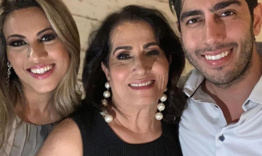 Sara Nemer com os filhos, o humorista Jonathan Nemer e a cantora Rebeca Nemer. (Foto: Instagram/Sara Nemer)