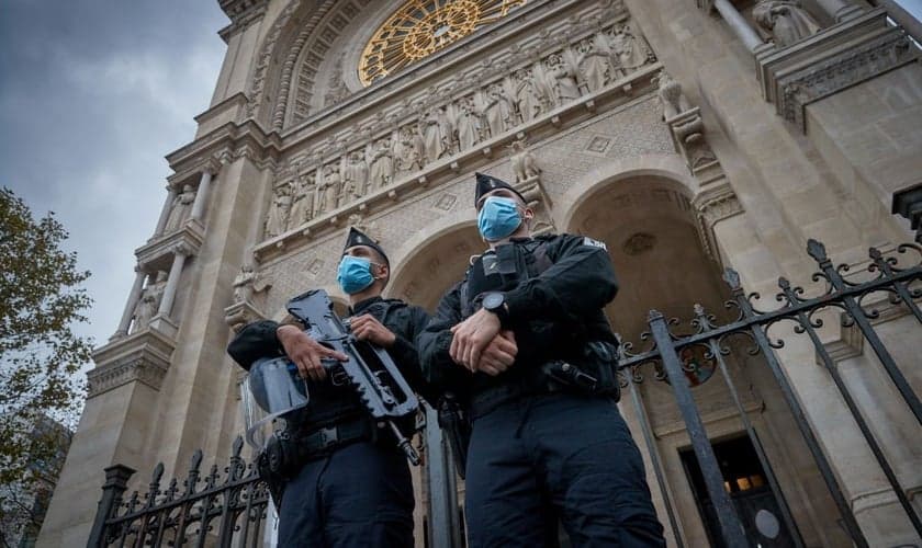 Polícia monta guarda em frente à igreja em Paris, após sequência de ataques terroristas na França. (Foto: Kiran Ridley/Getty Images)