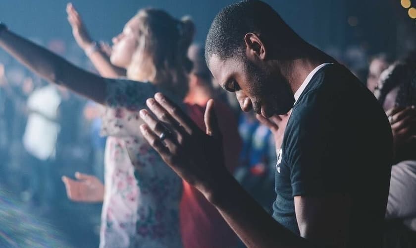 Imagem de jovens durante culto em igreja. (Foto: Reprodução/Pinterest)