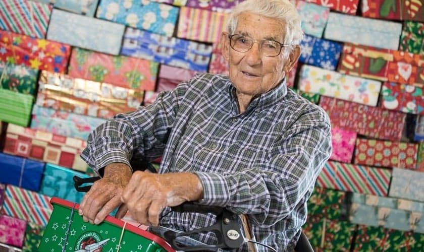Ira Miller, de 104 anos, já embalou 1000 caixas de sapatos com presentes para crianças. (Foto: Samaritan’s Purse)