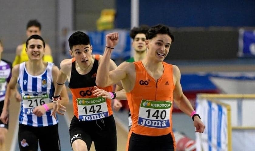 Gerson Pozo vence o campeonato espanhol sub-20 de 400m de 2021. (Foto: Reprodução / Club Atletismo Ajalkalá)