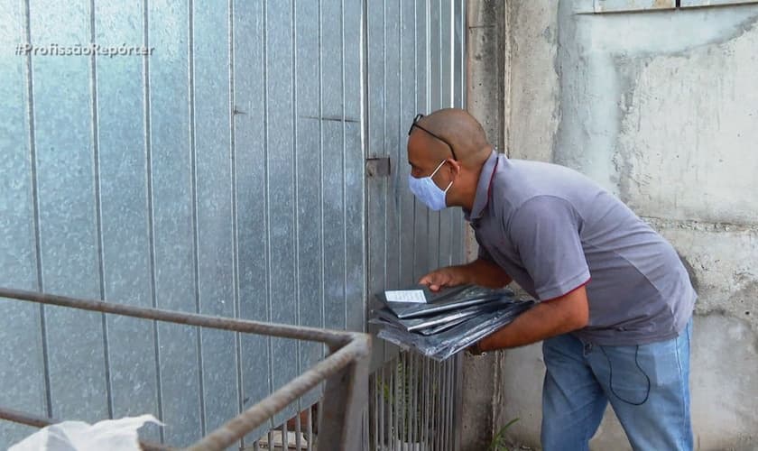 Pastor Adalto Oliveira Brito vende sacos de lixo para ajudar a pagar contas de sua igreja. (Foto: Profissão Repórter/Globo)