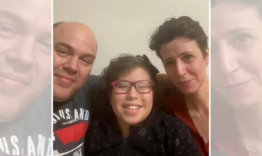 Gabriela e seus pais, Andréa e Fábio. (Foto: Reprodução / Nazareno)