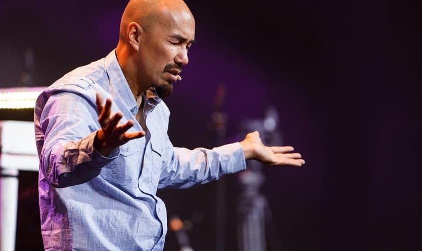 Evangelista Francis Chan em momento de oração. (Foto: Shelley Paulson Photography)
