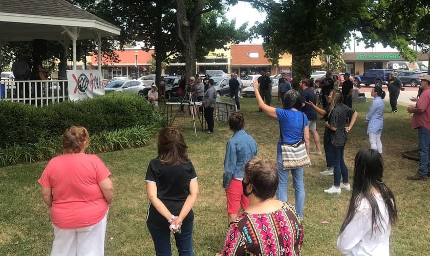 Fiéis em momento de oração em Newcastle, no Texas. (Foto: Christian Hope Church)