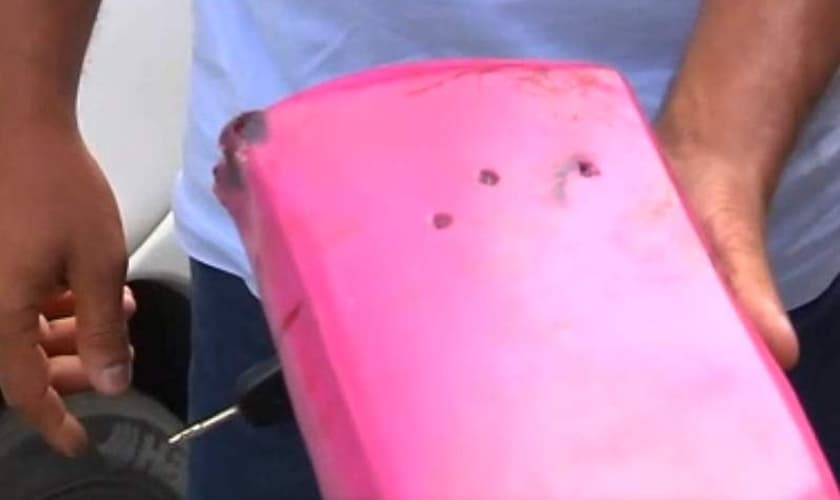 Segundo o marido da vítima, a Bíblia serviu de escudo. (Foto: Reprodução/TV Vitória).