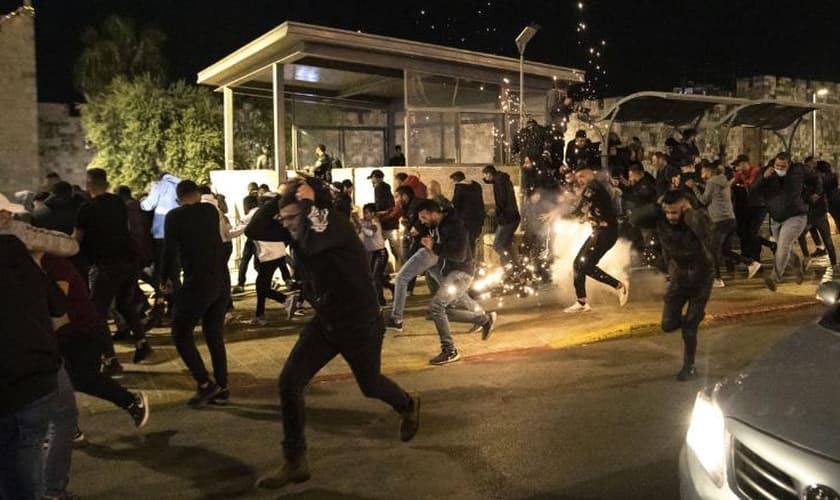 Jerusalém teve noite de confrontos entre judeus e palestinos. (Foto: Mostafa Alkharouf/Anadolu Agency/Getty Images)