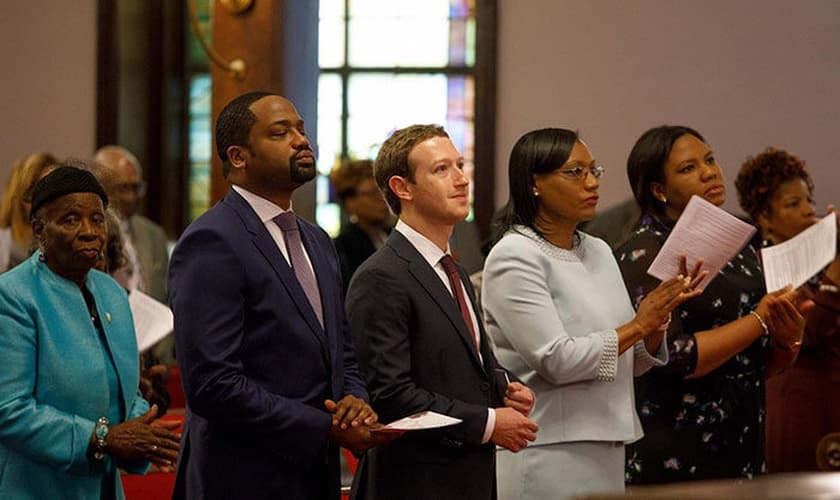 Mark Zuckerberg [4º a partir da direita], CEO do Facebook na Igreja Mother Emanuel AME em Charleston, Carolina do Sul em 2017. (Foto: Reprodução / UGCN)
