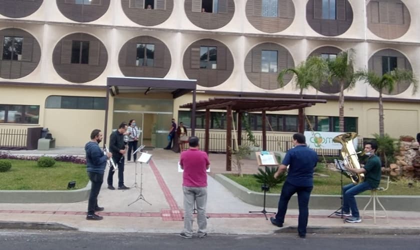 Orquestra Ágape durante apresentação em hospital de Caçador. (Foto: Reprodução / Caçador)