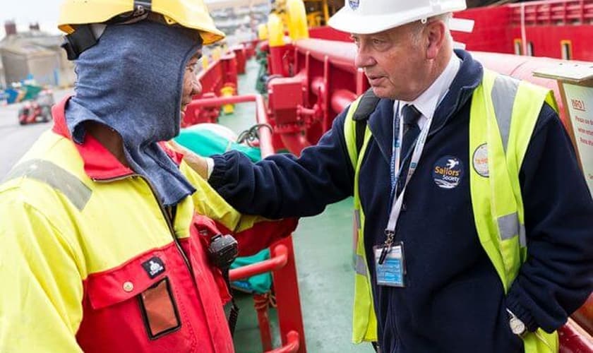 A Sociedade Cristã de Amigos dos Marinheiros leva ajuda espiritual para pessoas que vivem em alto mar. (Foto: Sailors’ Society).