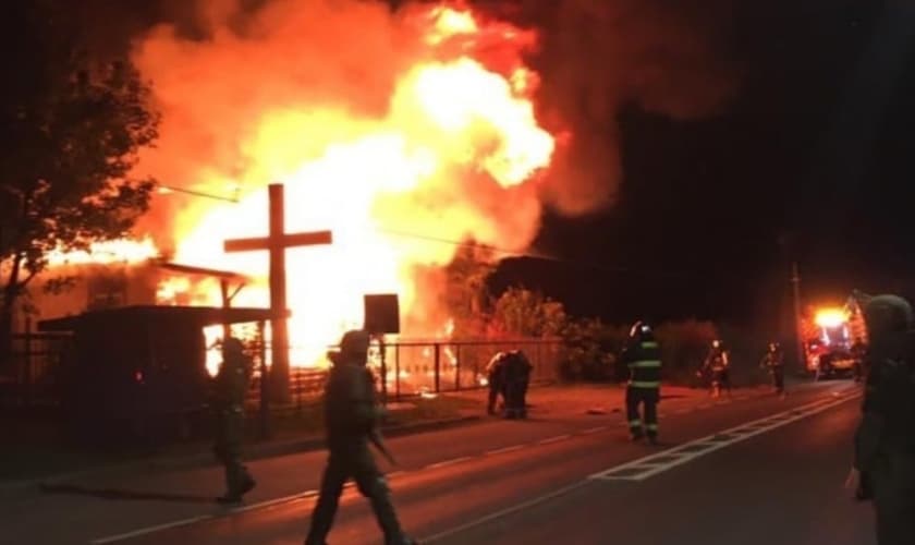 Duas igrejas foram incendiadas na região de La Araucanía, no Chile. (Foto: Twitter/APRA Chile)