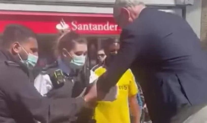 John Sherwood sendo preso em frente à estação de metrô, em Londres. (Foto: Pooyan Mehrshahi / Facebook)