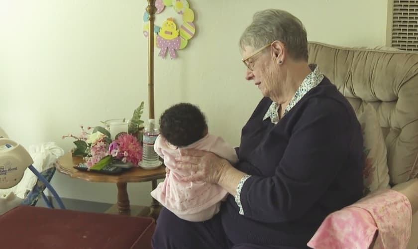 Linda Owens, de 78 anos, é uma mãe adotiva temporária na Califórnia. (Foto: Reprodução/KPIX-TV)