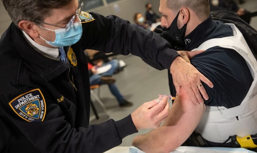 O estudo do Instituto de Pesquisa da Religião Pública sugere que a liderança das igrejas incentivem os fiéis a serem vacinados. (Foto: Jeenah Moon/Pool via Reuters).