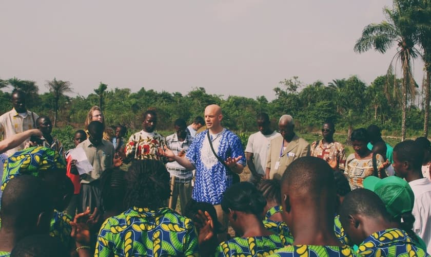 Missionários pregam em uma pequena cidade fora de Monróvia, na Libéria. (Foto: 153 Project)