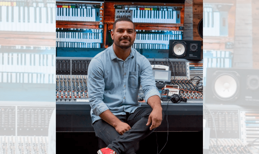 O cantor e compositor Paolo Almeida. (Foto: Bluemidia / Divulgação)