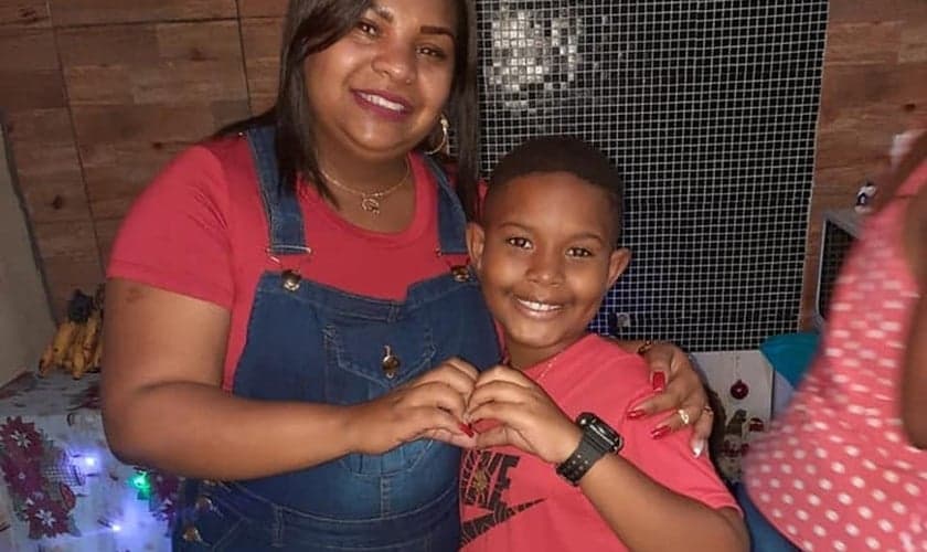 O menino Kaio Guilherme, de 8 anos, foi morto por uma bala perdida durante festa infantil. (Foto: Reprodução).