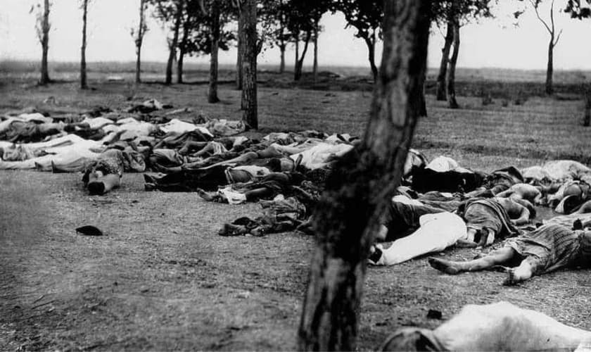 Cadáveres de armênios ao lado de uma estrada. (Foto: Reprodução/Wikimedia Commons)