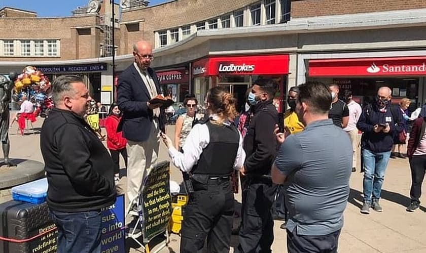 : Espectadores filmaram a abordagem da polícia e a prisão do Pr. John Sherwood. (Foto: Reprodução / Daily Mail)