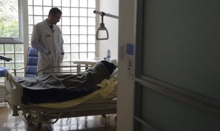 O Dr. Stephane Mercier visita um paciente na unidade de cuidados paliativos do hospital AP-HP Paul-Brousse em Villejuif, perto de Paris. (Foto: Reuters)