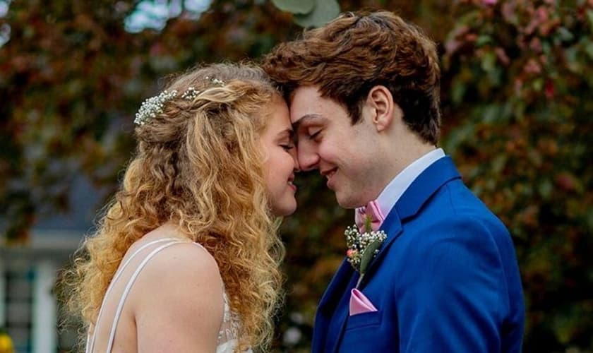 Chase Smith e Sadie Mills durante o casamento. (Foto: Reprodução / Amy Phipps)