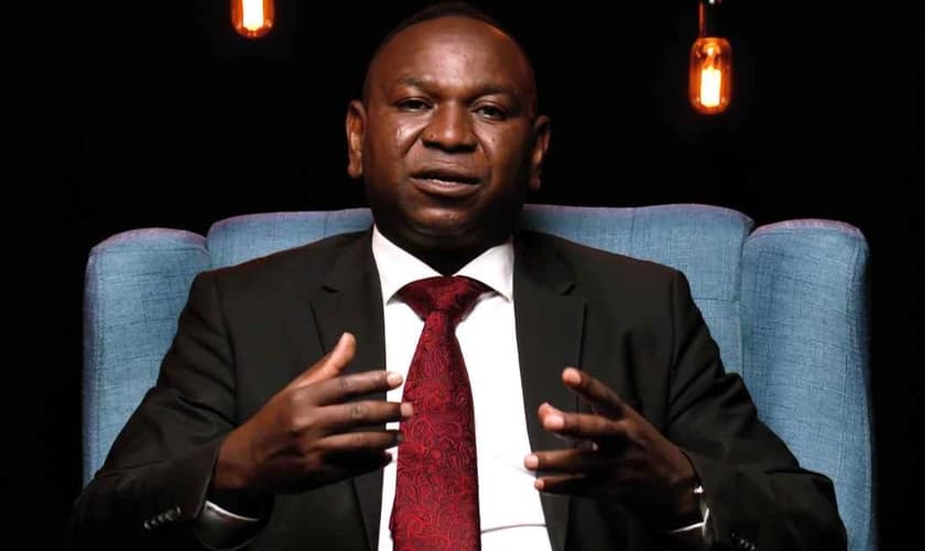 Yassir conta a história de sua conversão ao One For Israel Ministry. (Foto: Reprodução / YouTube)