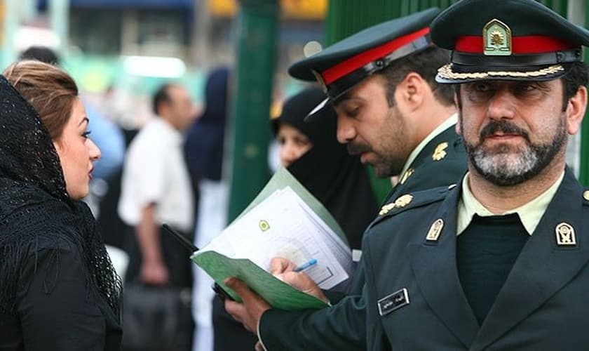 Mulher é abordada por patrulha de orientação em Teerã, em 2006. (Foto: Satyar Emami)