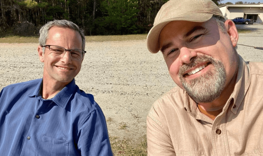 Kirk Cameron e Alex Kendrick no set de seu novo filme. Foto: Reprodução/Instagram). 