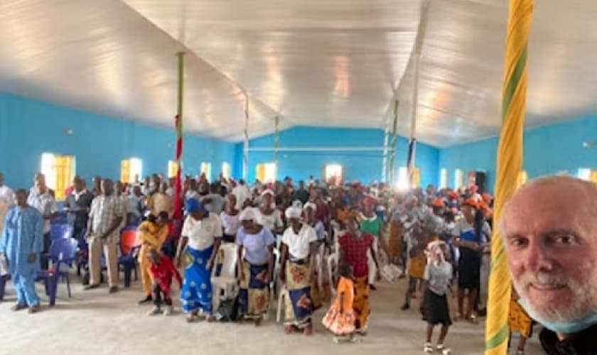 O pastor William Devlin com fiéis na reaberta Igreja Metodista Agatu, em 4 de abril de 2021. (Foto: William Devlin).