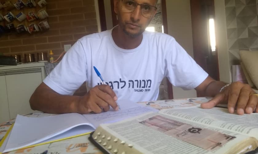 Caso Wandemberg Marques cumpra sua meta de copiar a Bíblia em 40 dias, ele entrará para o Guinness Book. (Foto: Arquivo pessoal).