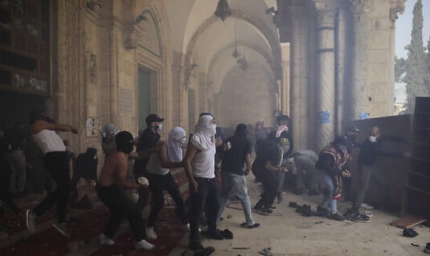 Palestinos entram em confronto com forças de segurança israelenses no Monte do Templo, em 10 de maio de 2021. (Foto: AP Photo/Mahmoud Illean)