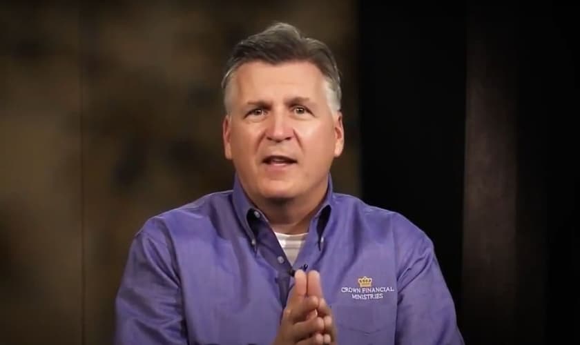 O especialista financeiro Chuck Bentley acredita que o anticristo vai controlar o mundo através da economia. (Foto: Reprodução/YouTube)