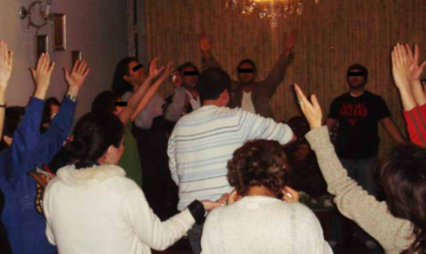 Membros da Igreja Perseguida no Irã adoram escondidos. (Foto: Reprodução / God Reports)