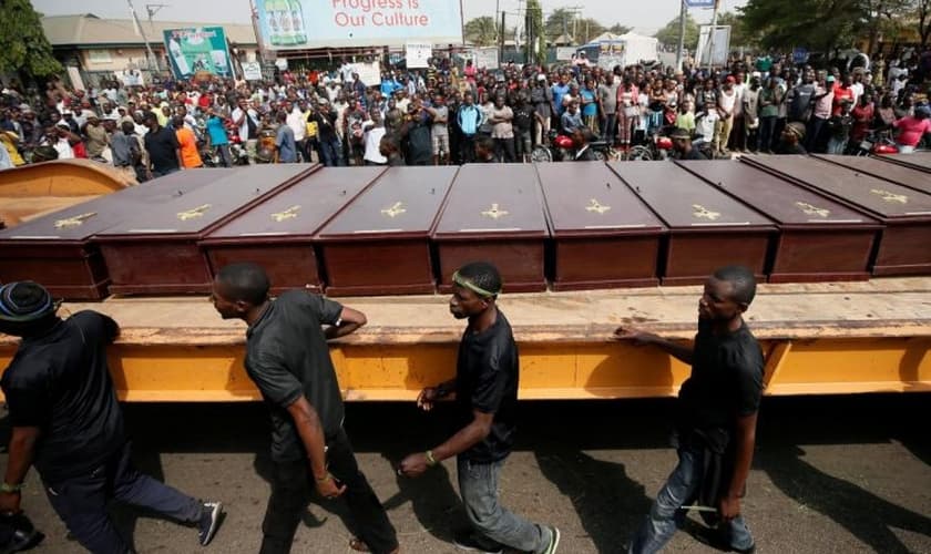 Homens marcham ao longo do caminhão carregando os caixões das pessoas mortas pelos pastores Fulani, em Makurdi, Nigéria, 11 de janeiro de 2018. (Foto: Reuters/Afolabi Sotunde).