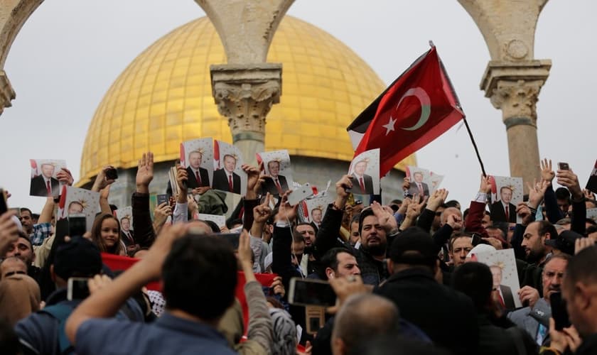 Manifestantes no Monte do Templo seguram bandeiras da Turquia e fotos do presidente Erdogan, em 2017. (Foto: Agência Anadolu)