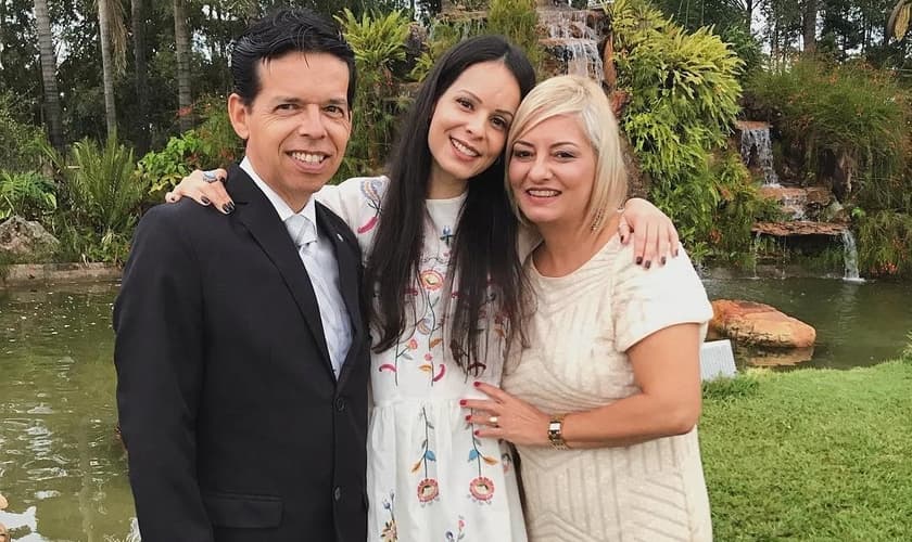 A cantora Marcela Taís pede oração pelos pais internados com Covid-19. (Foto: Reprodução/ Instagram Marcela Taís).