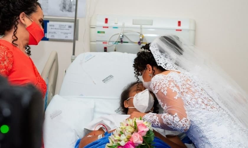 Filha visitou a mãe antes da cerimônia religiosa. (Foto: Stenyo Gurgel Fotógrafo)
