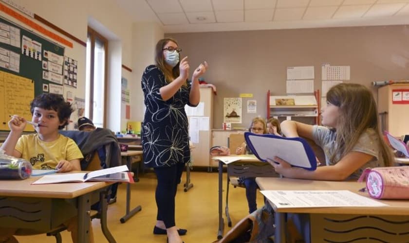 Um professor dá uma aula para os alunos da escola primária Ziegelau em Estrasburgo, França, em 2020. (Foto: Frederick Florin / AFP via Getty Images).