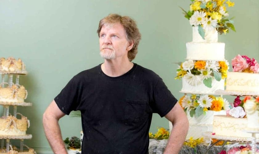 Jack Phillips diante de uma exibição de seus bolos de casamento, no Masterpiece Cakeshop, 2016. (Foto: Matthew Staver/The Washington Post)