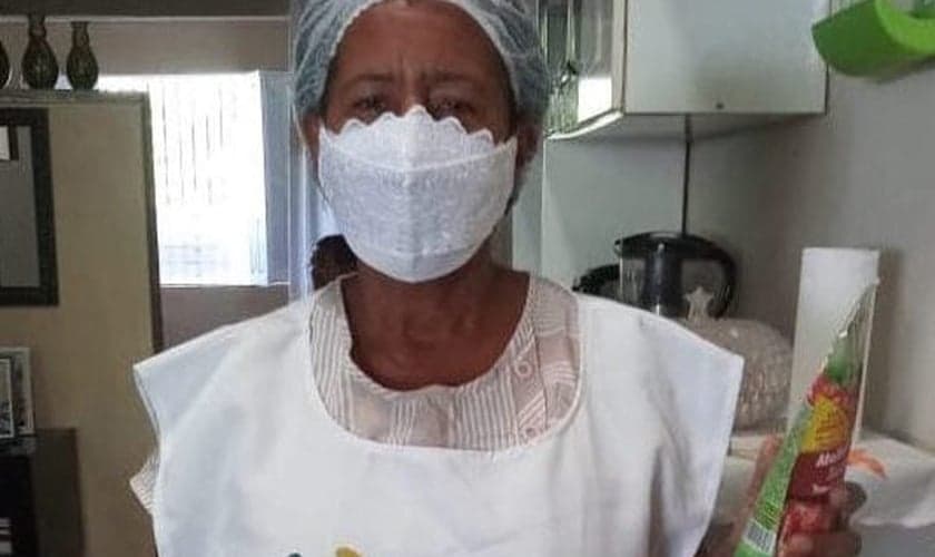 Desde 1999, Edleuza cozinha e distribui alimentos para moradores de rua e famílias carentes de Itabuna. (Foto: Reprodução)